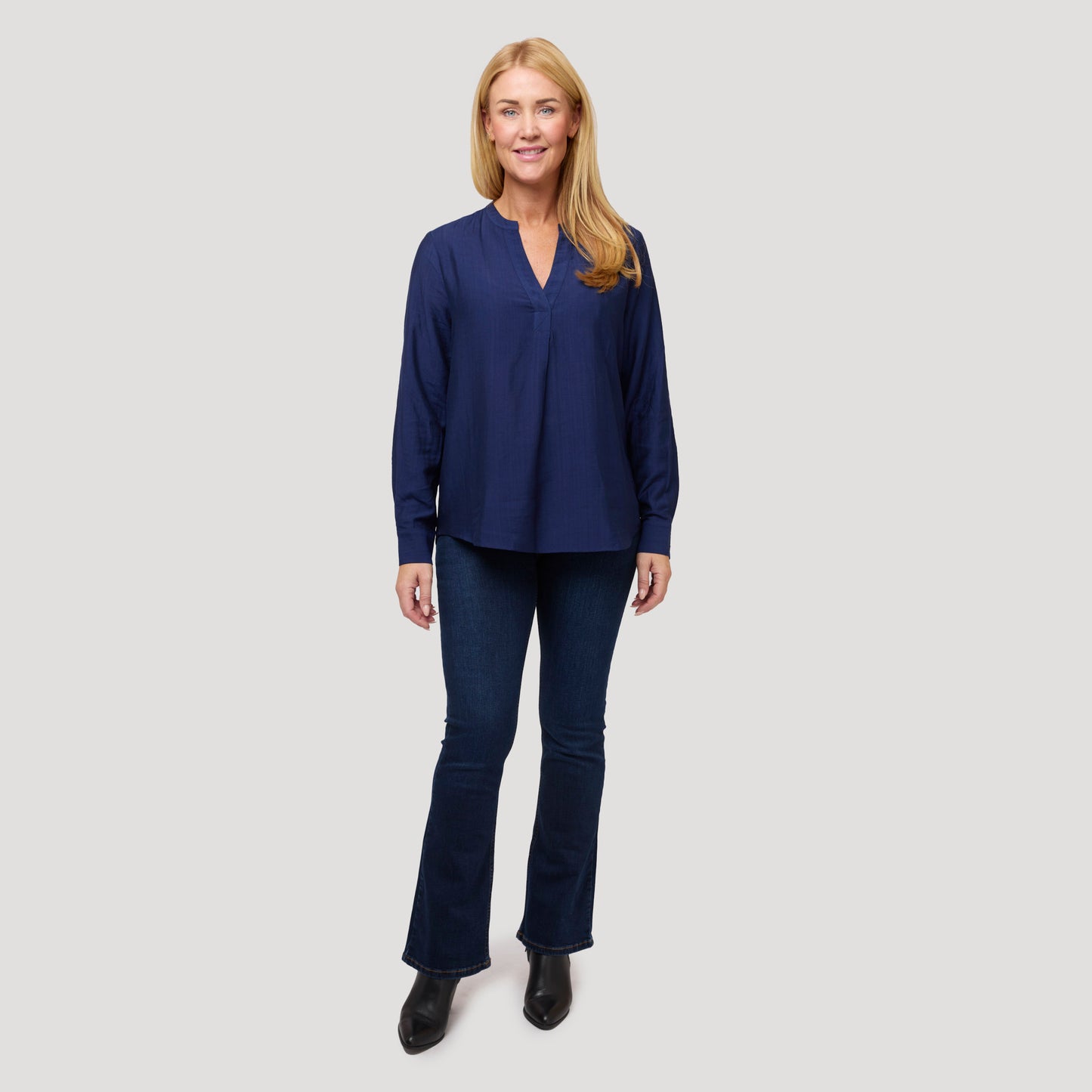 Tummansininen paita tummansinisten farkkujen kanssa