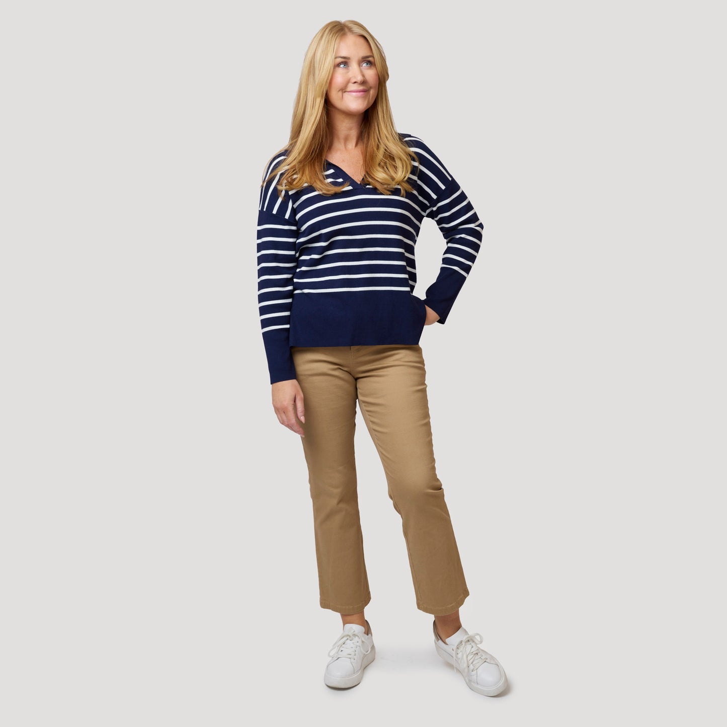 Blåvitrandig tröja med beige byxor