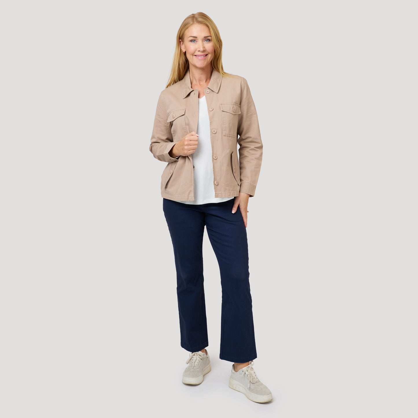 Beige overshirt tummansinisten farkkujen kanssa