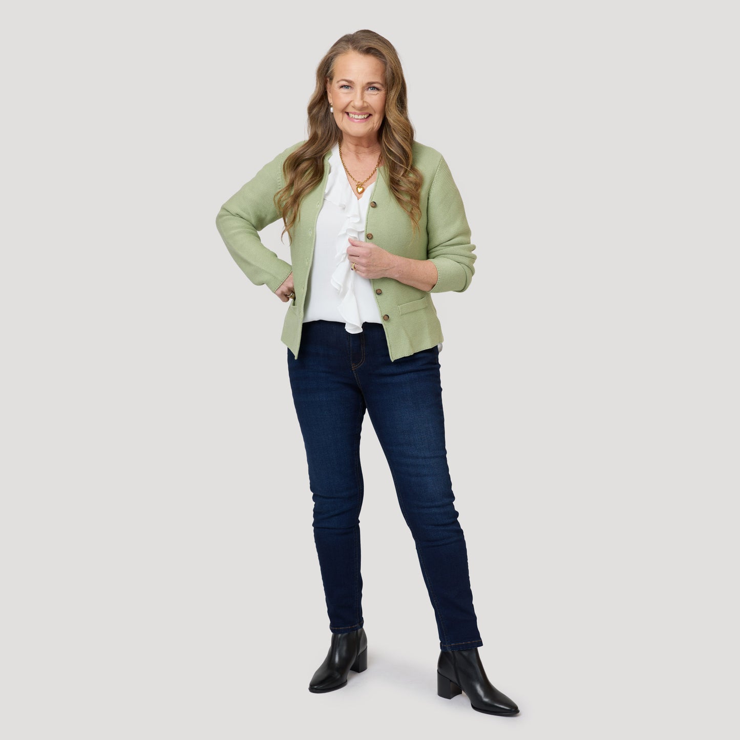 Vit blus under ljusgrön kofta