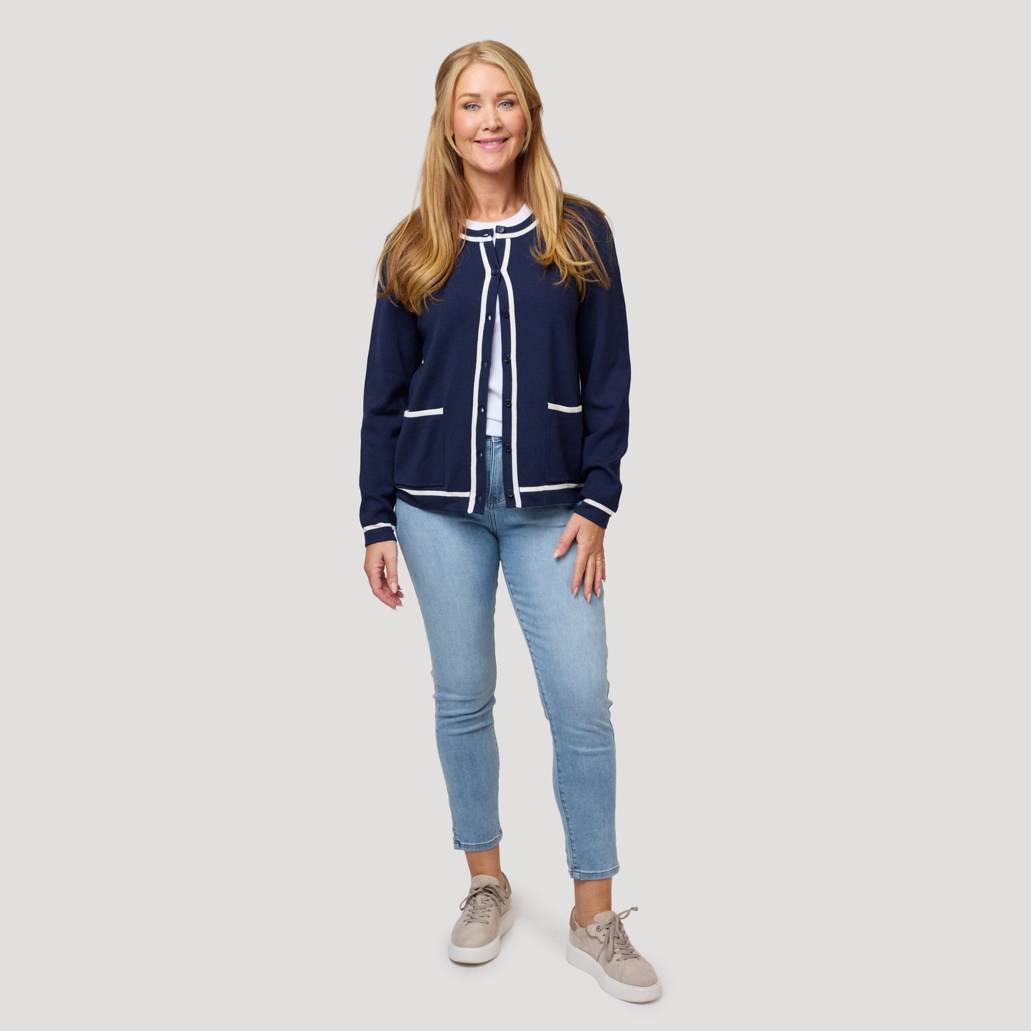Vitt och mörkblått med ljusablåa jeans