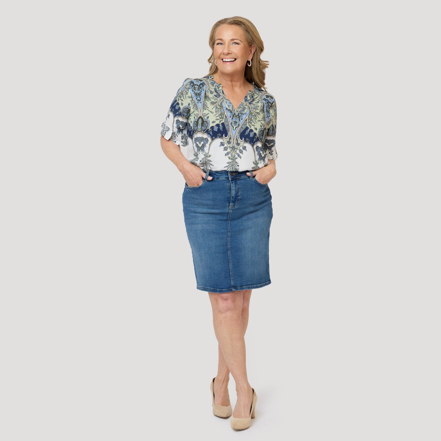 Mönstrad blus och jeanskjol