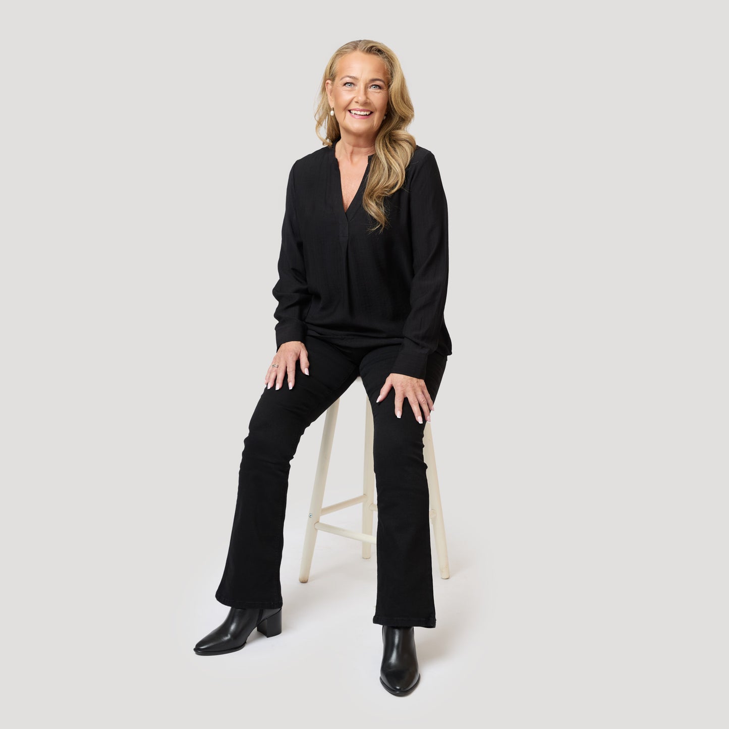 Svart stilren blus till svarta jeans