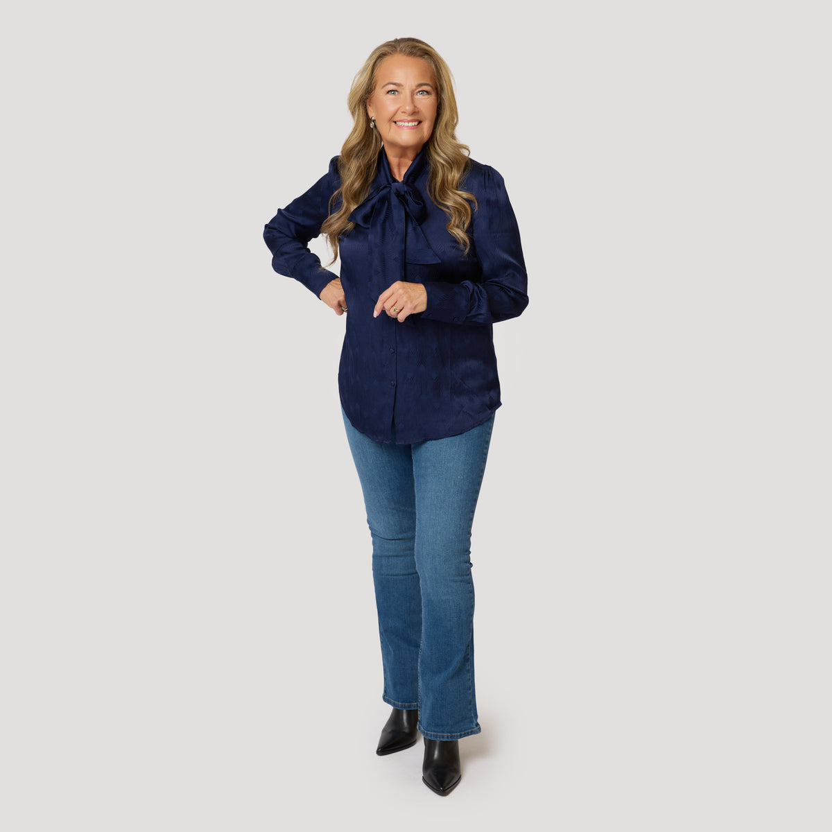 Mörkblå knytblus till jeans