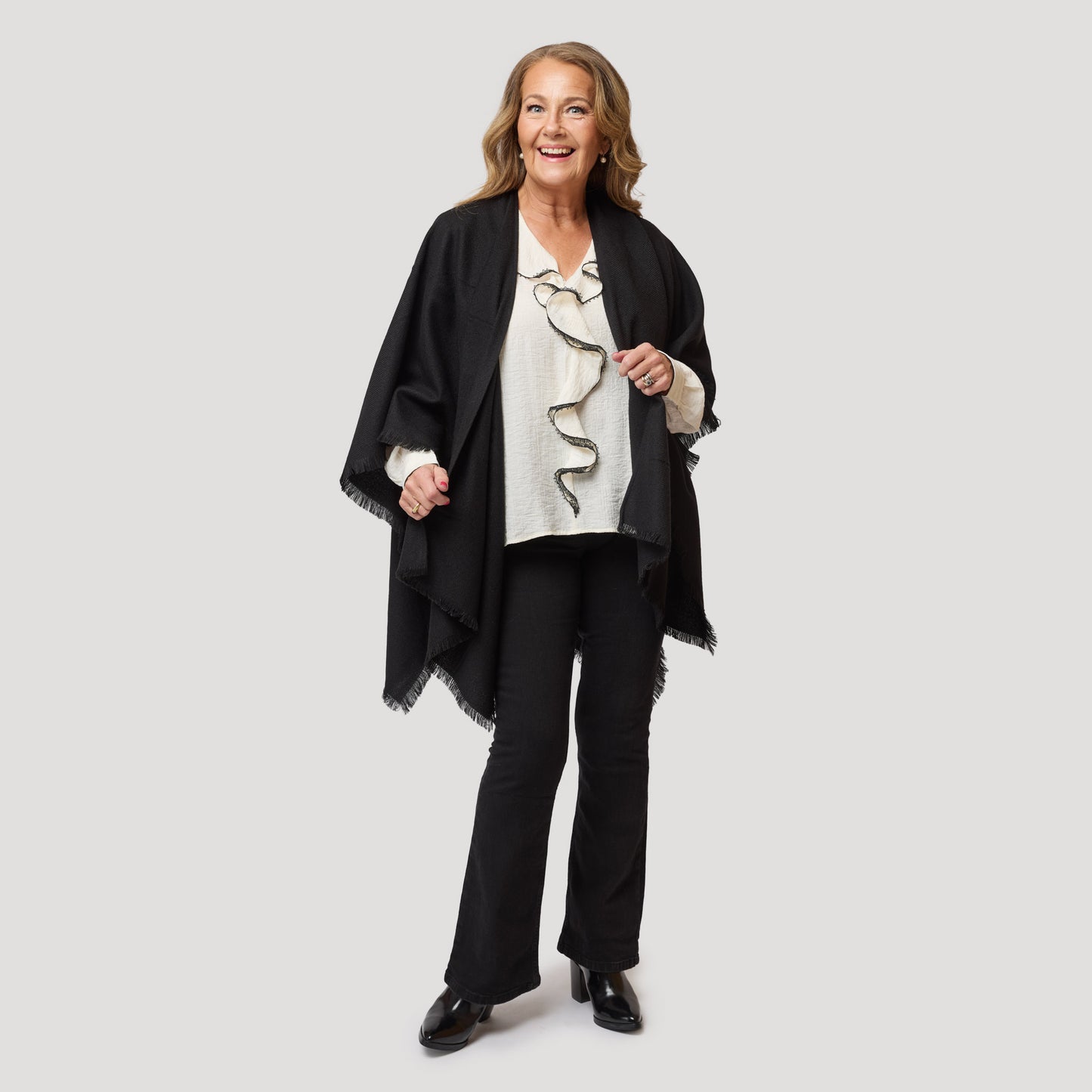 Valkoinen pusero mustalla reunuksella mustien farkkujen kanssa