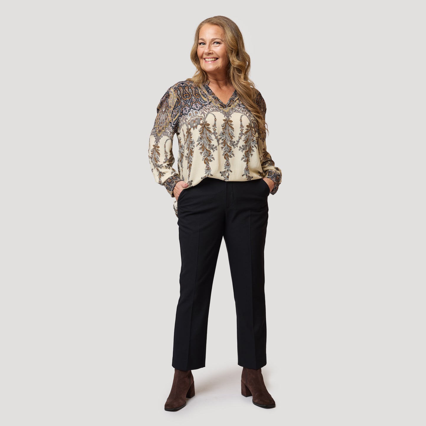 Paisley-kuviopaita tummansinisille pukuhousuille