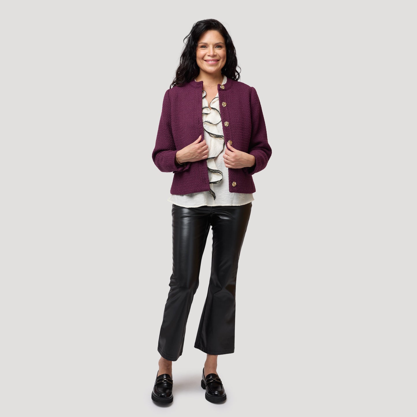 Röyhelöpusero, jossa musta reunus, yhdistettynä siisteihin housuihin