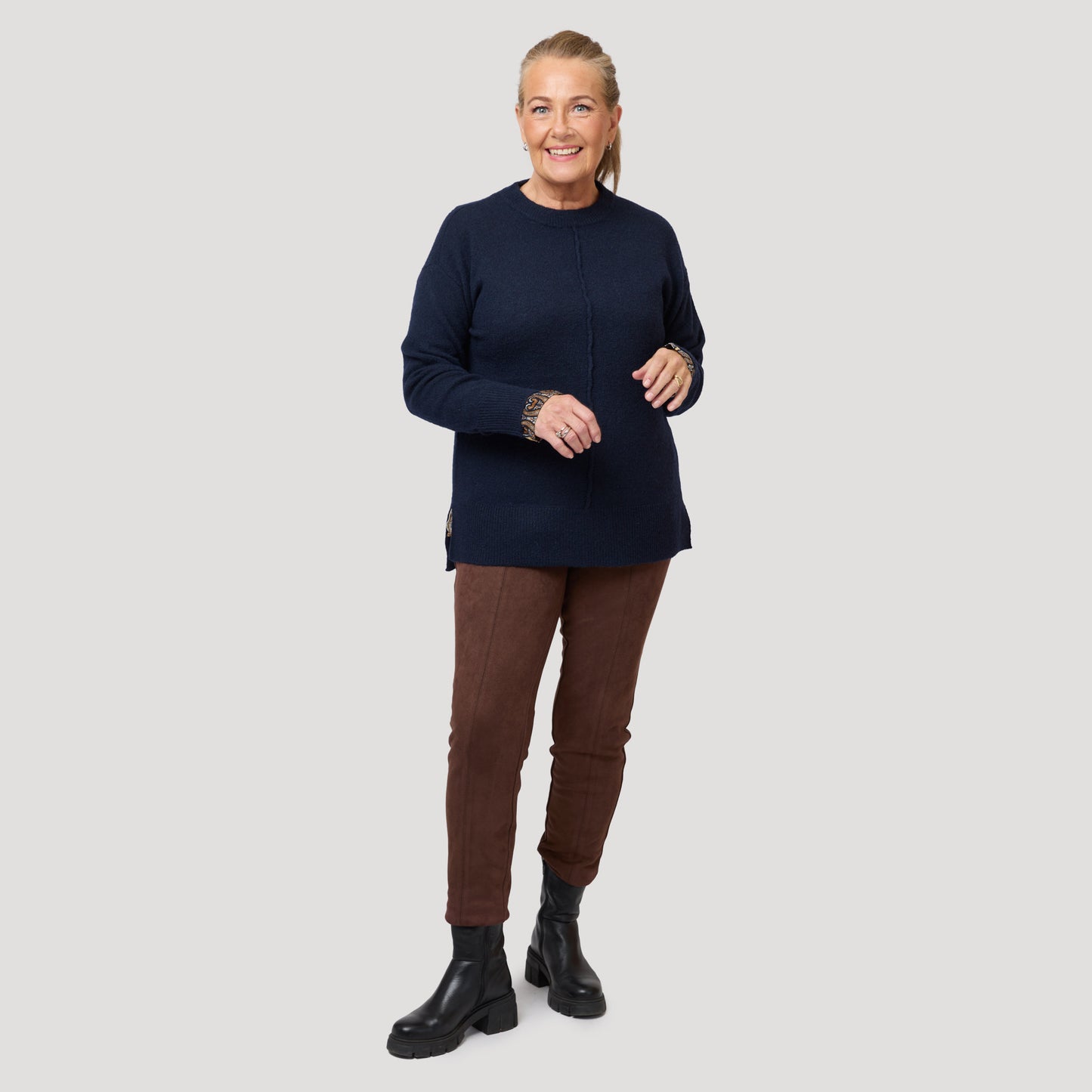 Mokkahousut ja tummansininen neulepusero