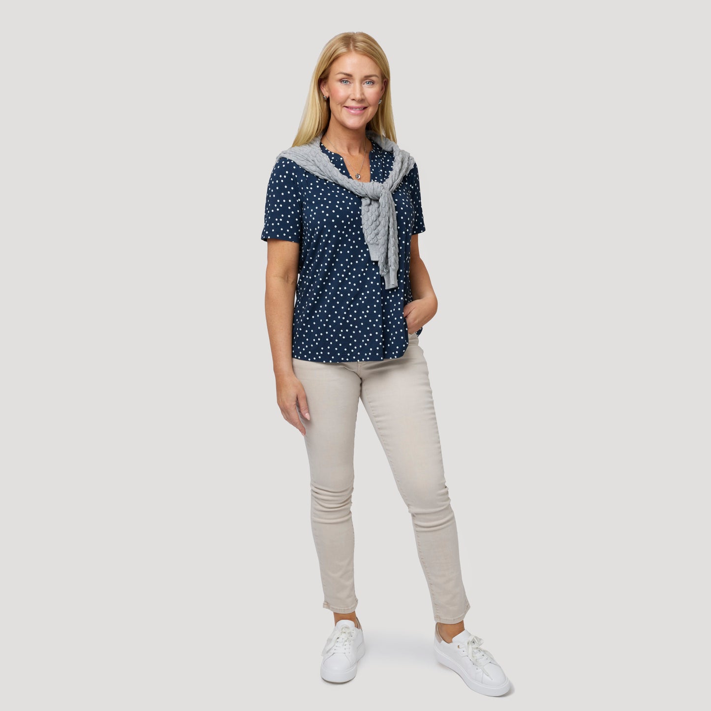 Prickig topp med beiga jeans