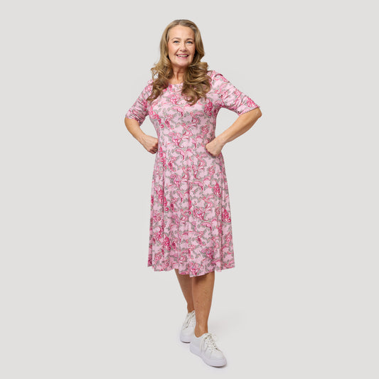 Rosa paisleymönstrad klänning