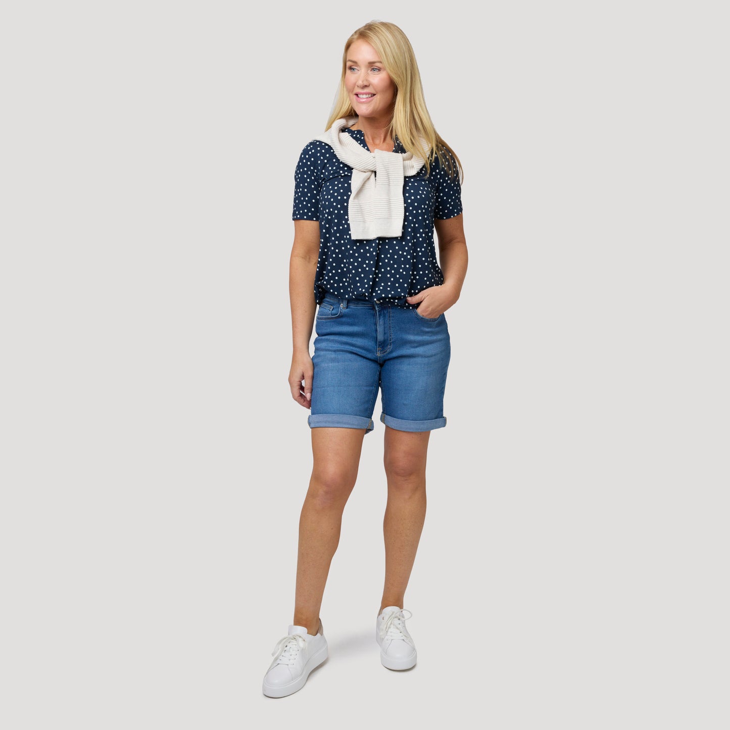 Prickig topp med jeansshorts