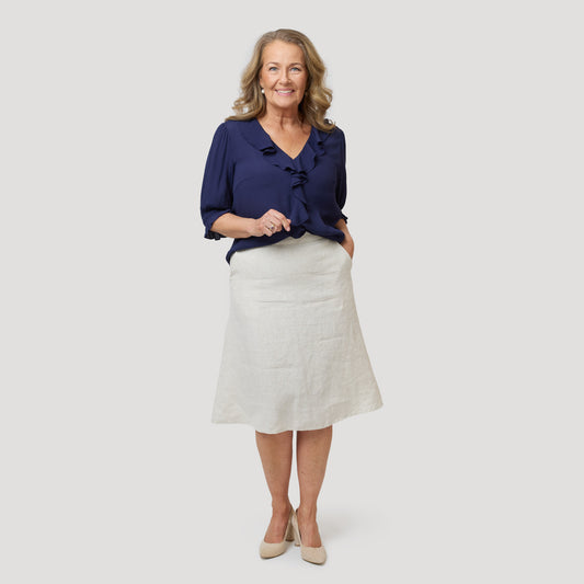 Mörkblå blus till beige linnekjol