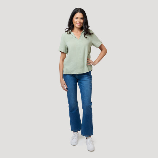 Grön blus till blåa kickflare jeans