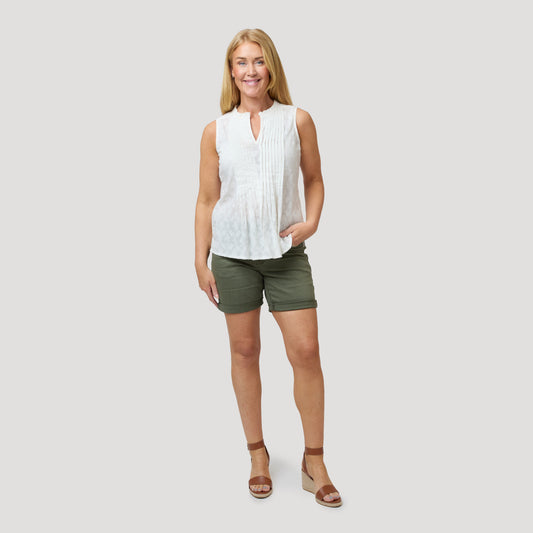 Vacker vit ärmlös blus med gröna shorts