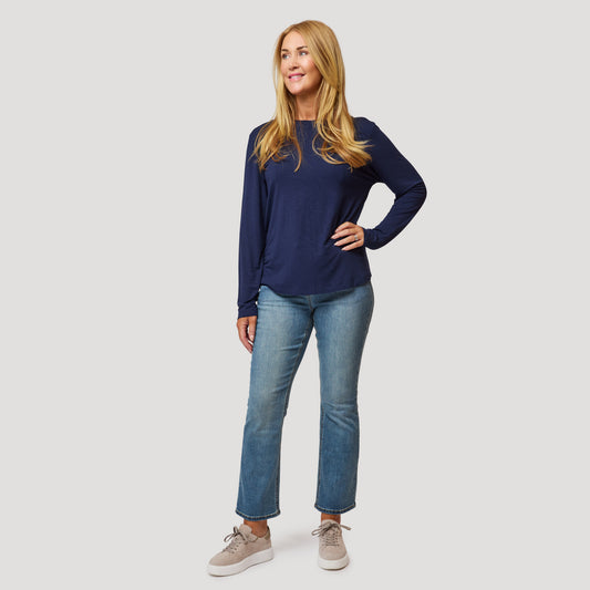 Långärmad mörkblå topp till mellanblå jeans