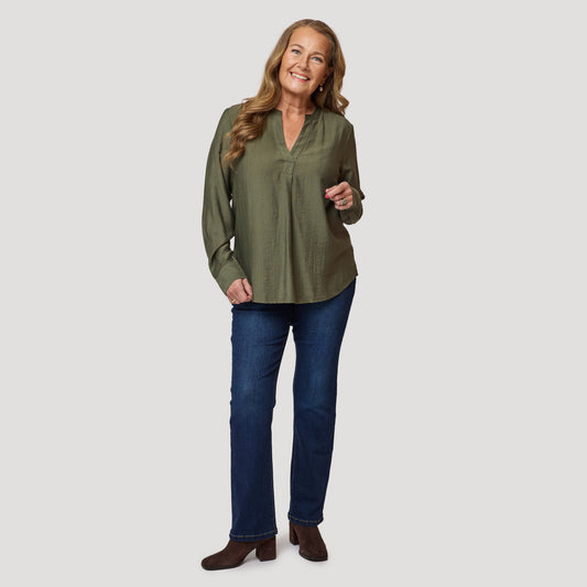 Ljuvlig mörkgrön blus till raka jeans