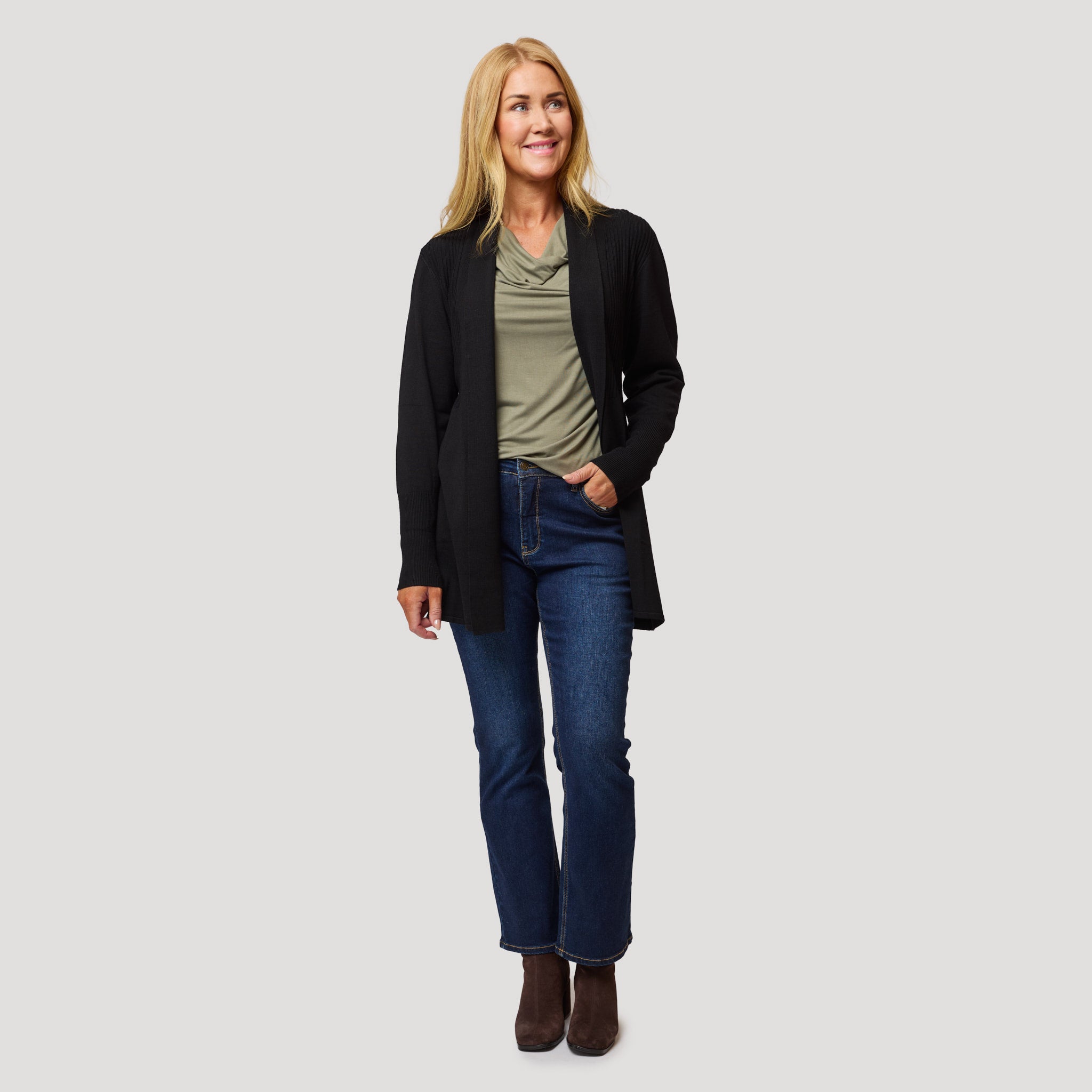 Grön vacker topp under svart cardigan