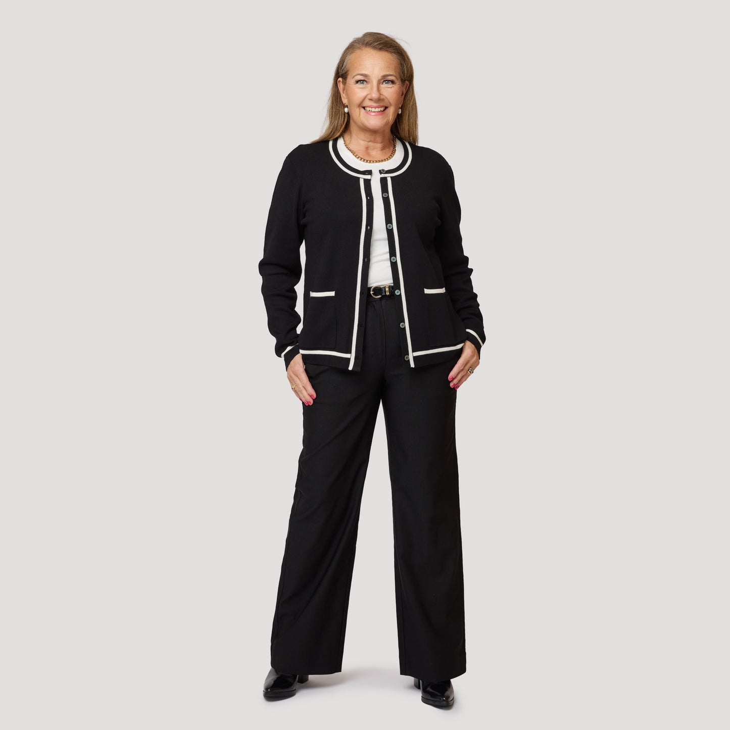 Svart kofta med vit kant