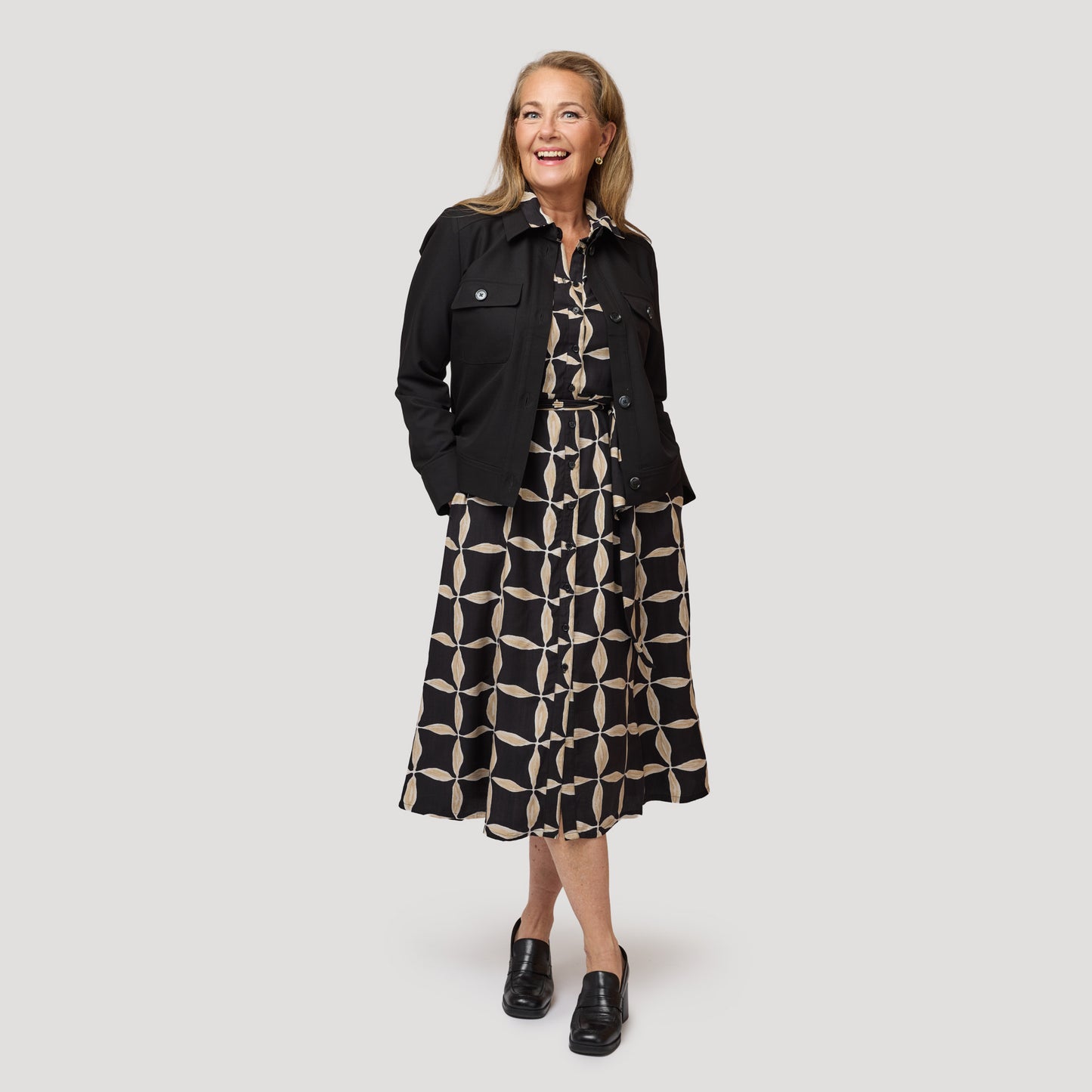 Paitamekko mustan takin alla