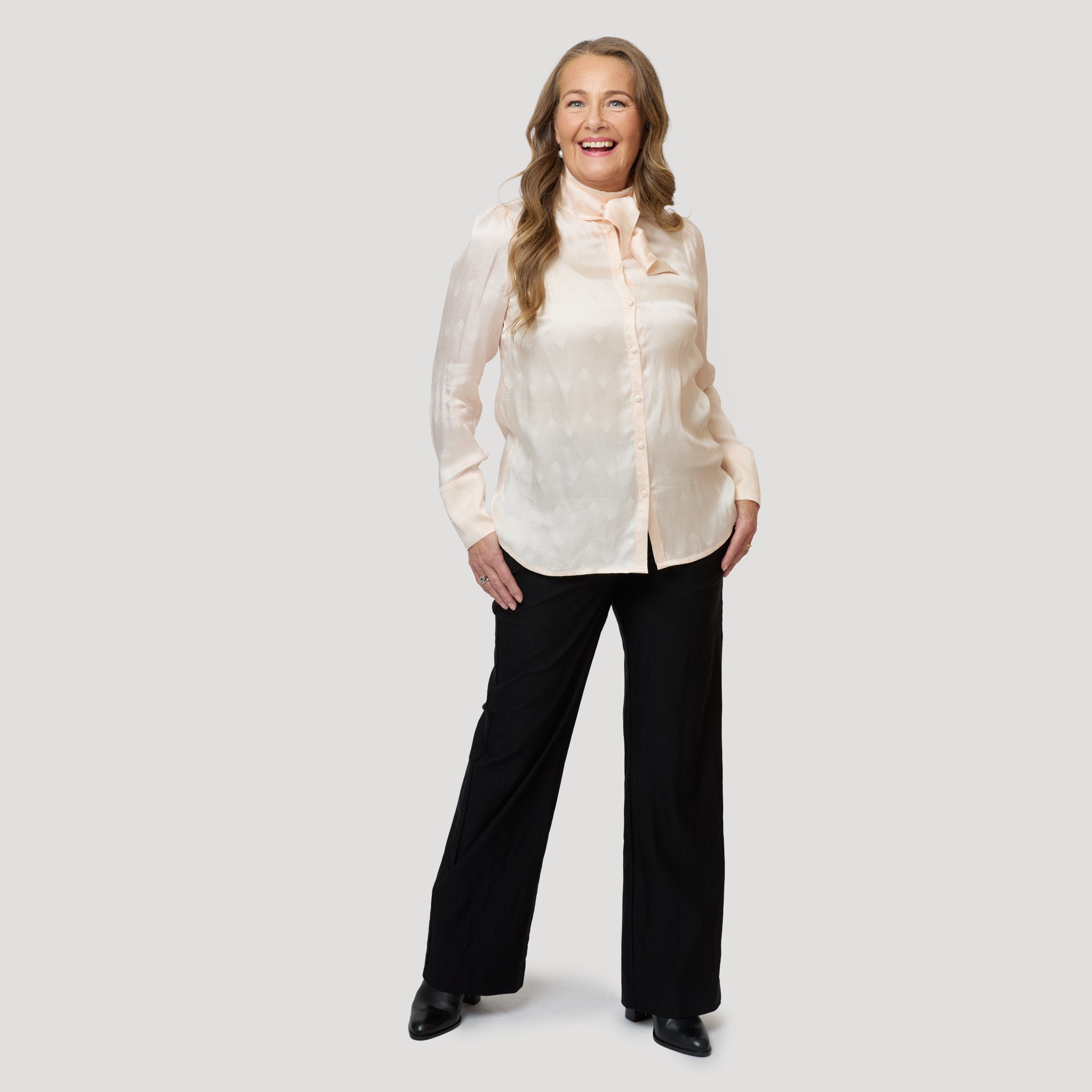 Hohtava pusero ja mustat suorat housut