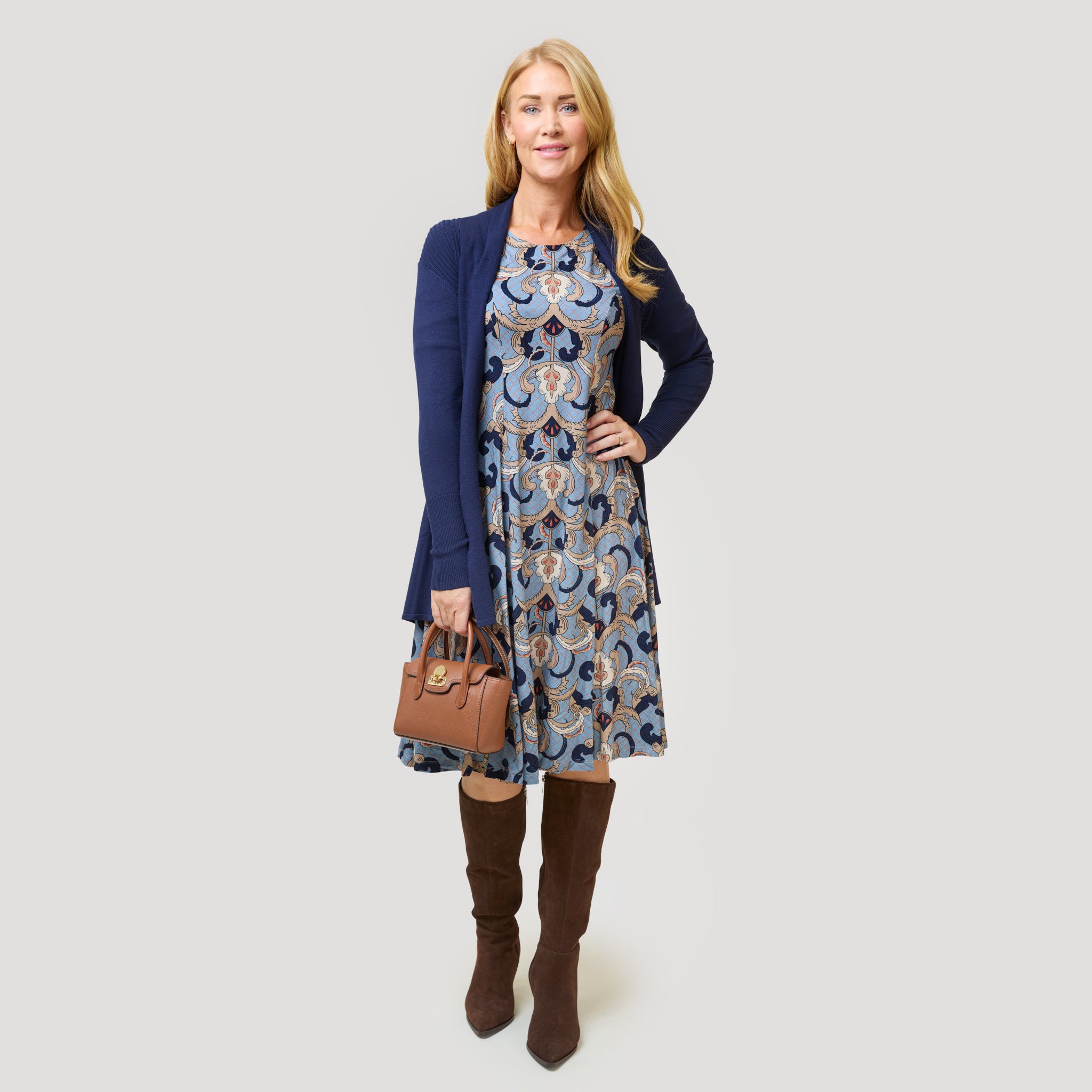 Öppen cardigan över mönstrad klänning