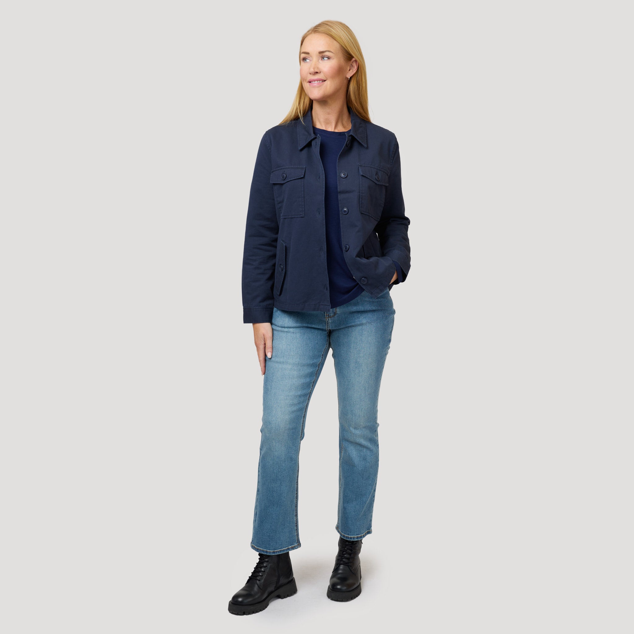 Mörkblå jacka till ljusa jeans