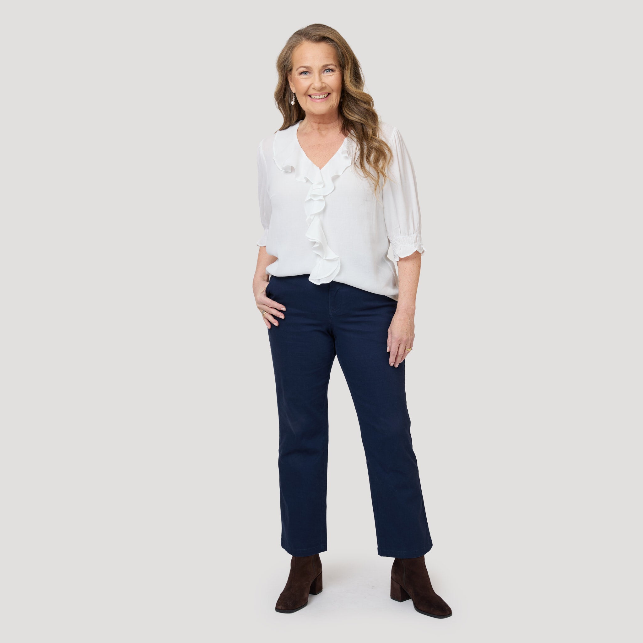 Chinos i mörkblått till skir volangblus