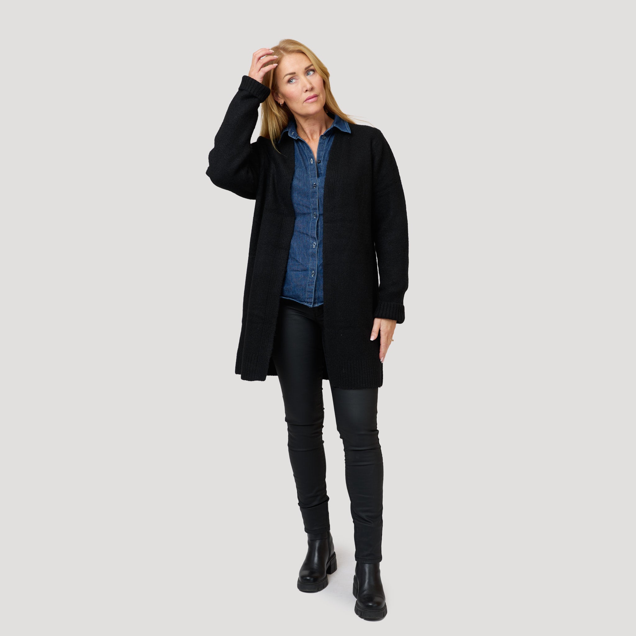 Jeanskjorta under svart långkofta