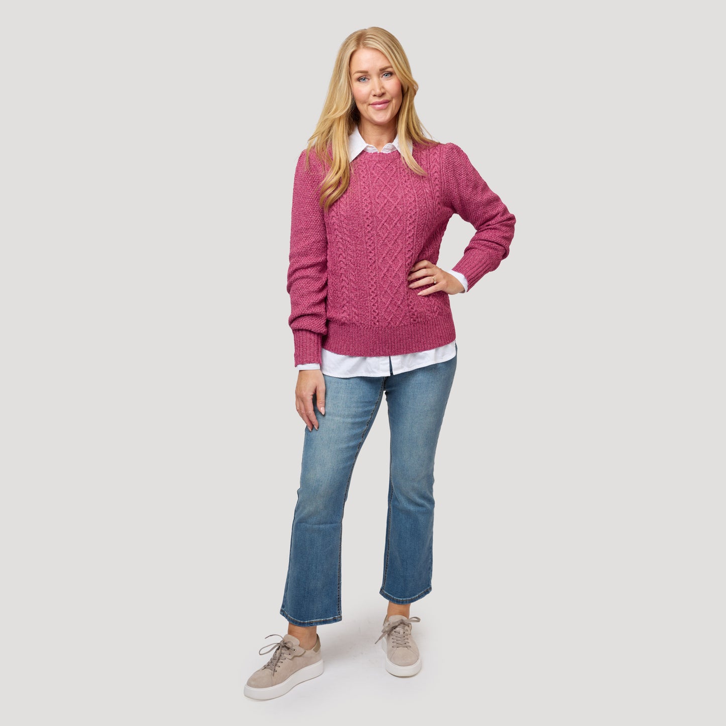 Vit skjorta under hallonrosa kabelstickad tröja