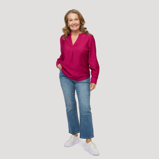 Mörkrosa blus till mellanblå jeans i kortare modell