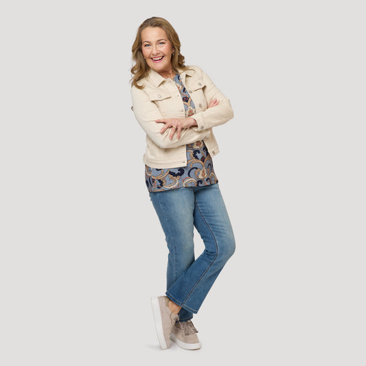 Beige jeansjacka till mönstrad topp