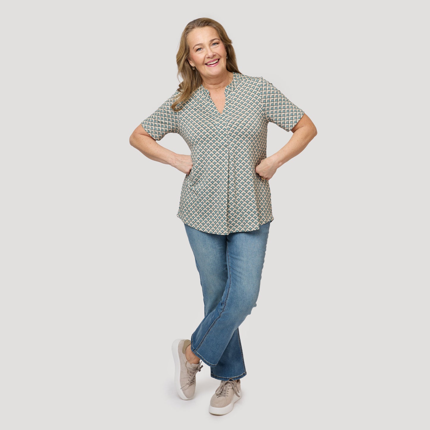 Jeans till topp med grafiskt mönster