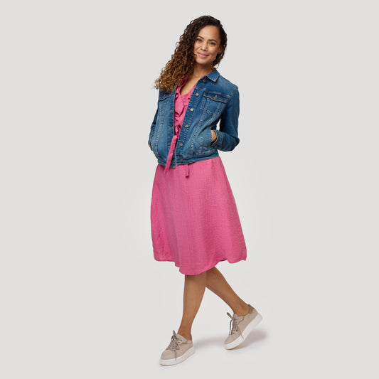 Rosa klänning under jeansjacka