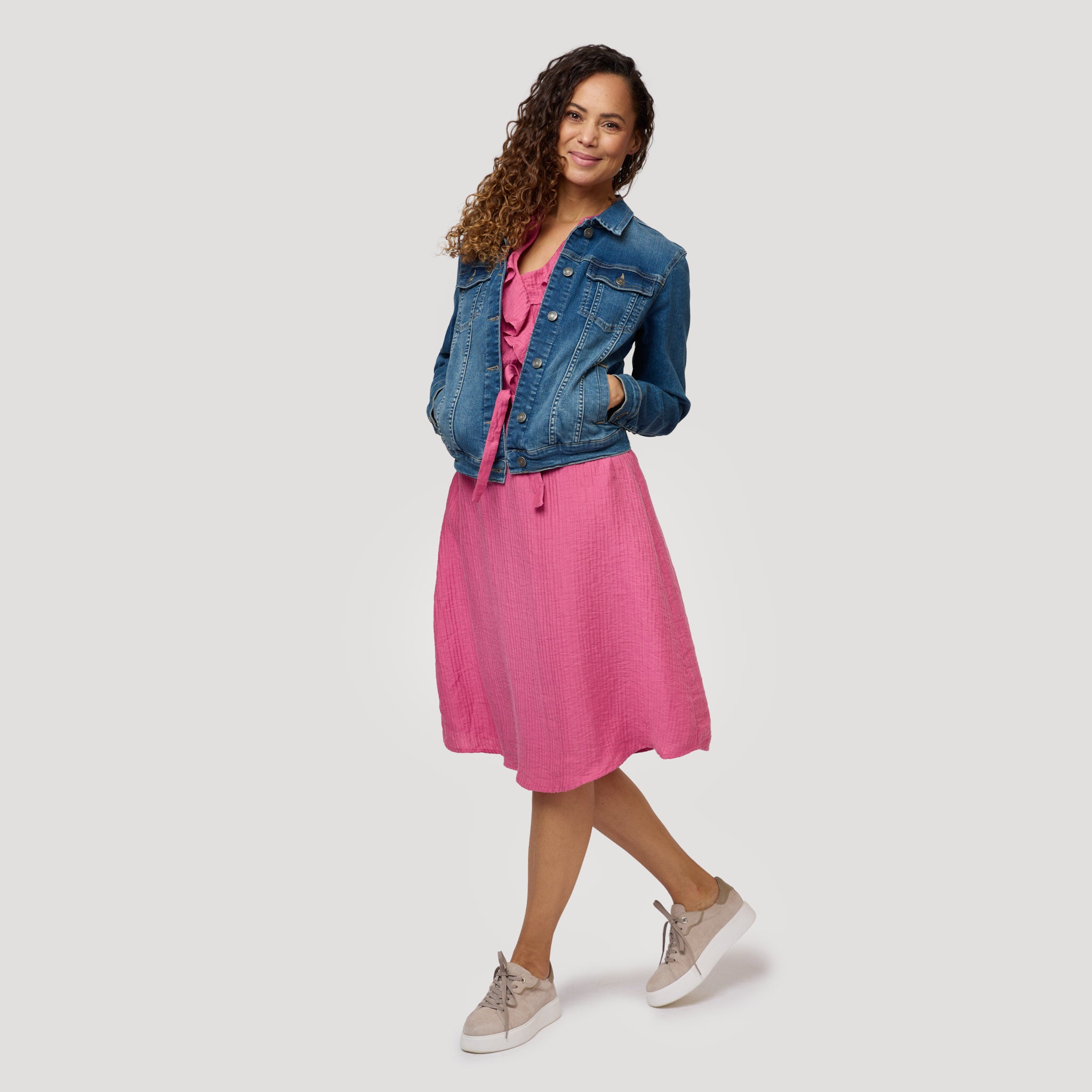 Vaaleanpunainen mekko farkkutakin alle