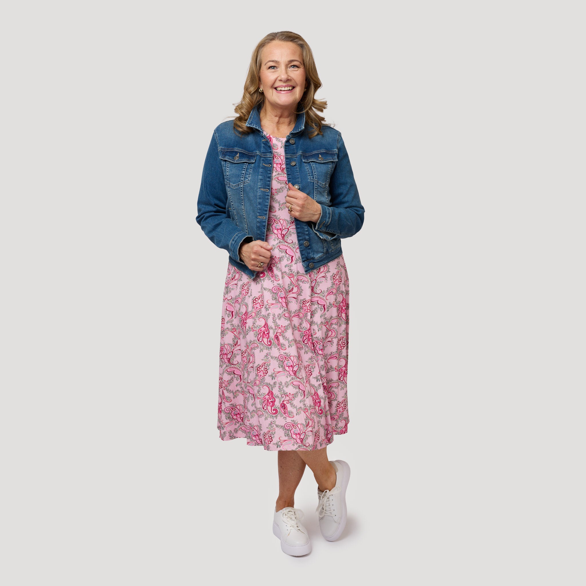 Trikåklänning i rosa till jeansjacka