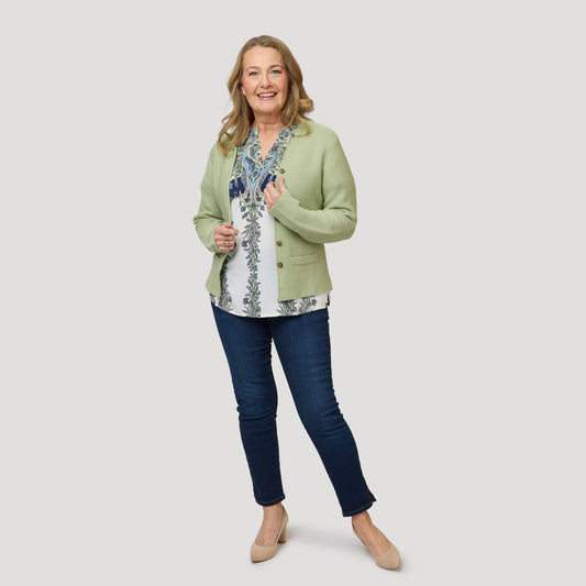 Mönstrad blus under ljusgrön cardigan
