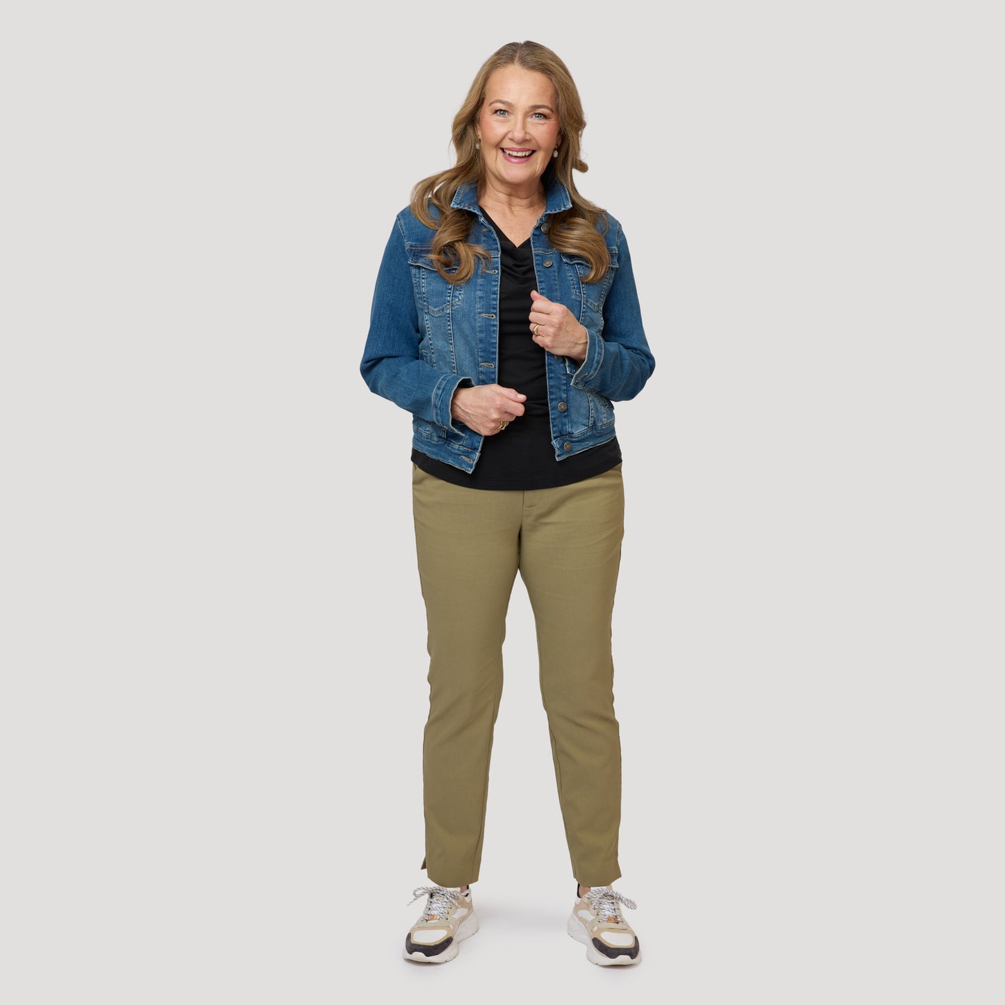 Vihreät savukehousut farkkutakin kanssa