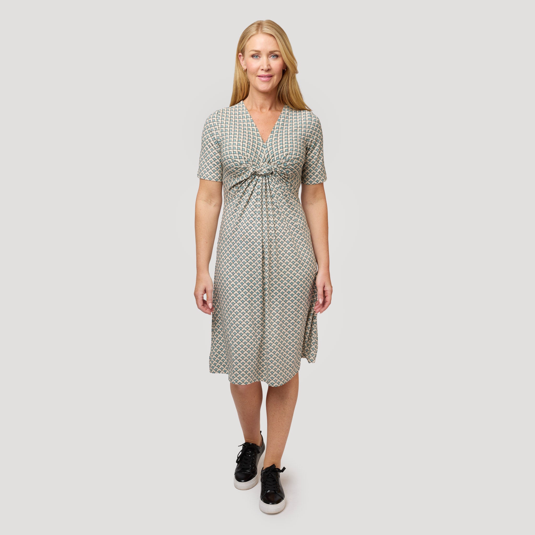 Trikoomekko graafisella kuosilla