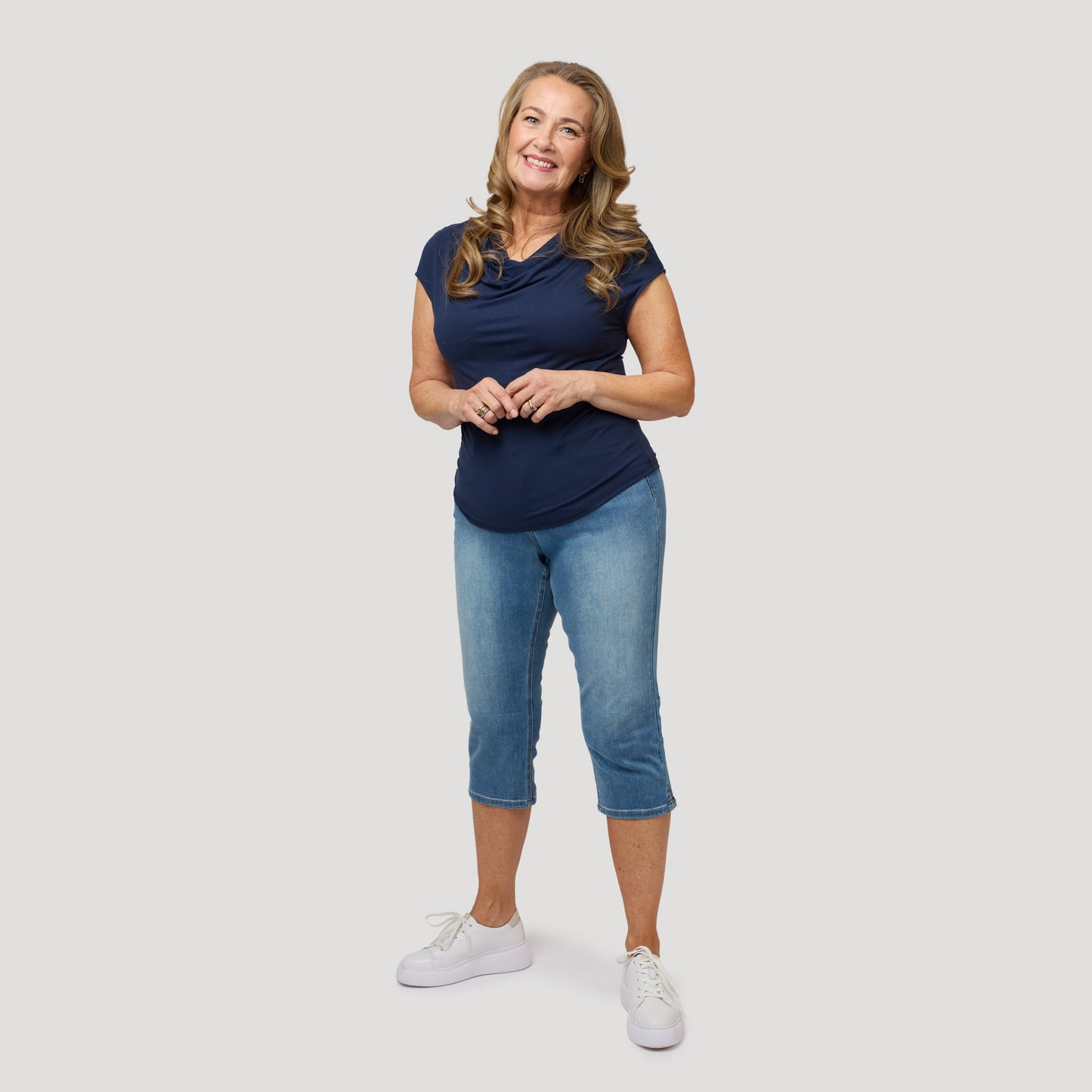 Mörkblå topp med till capribyxor i denim