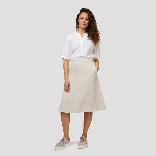 Kortärmad vit blus med beige linnekjol