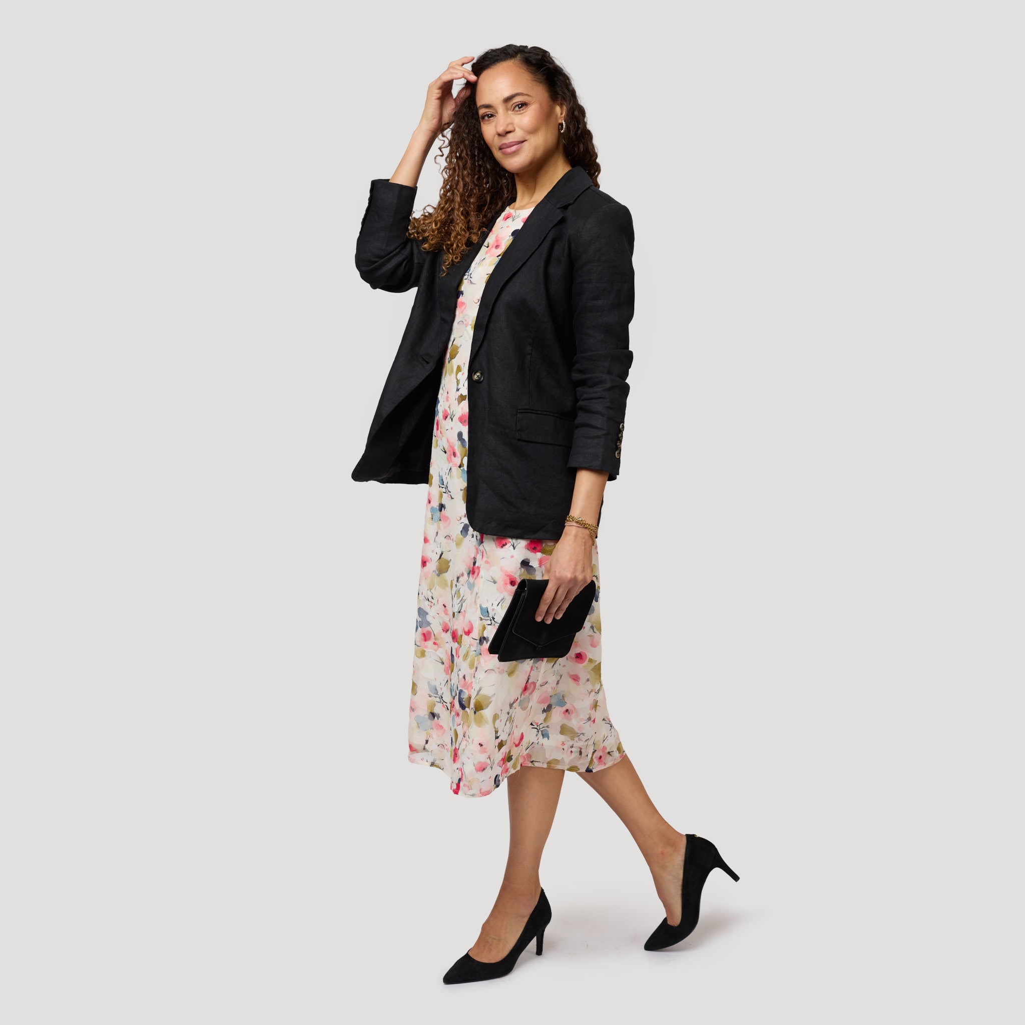 Svart linnekavaj över ljuvlig klänning