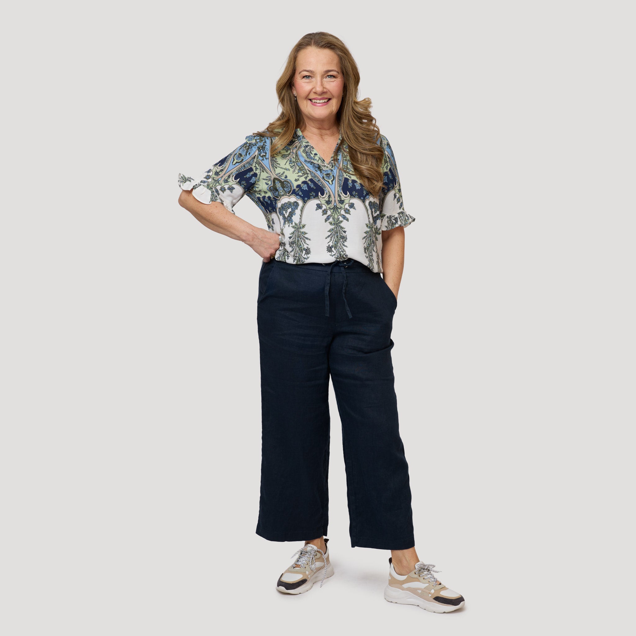 Vackert mönstrad blus till blåa ankelbyxor i linne