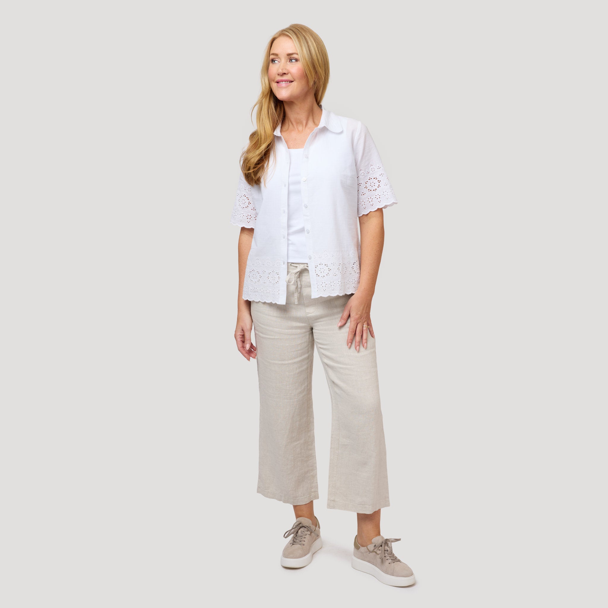 Vitt linne under brodyrblus