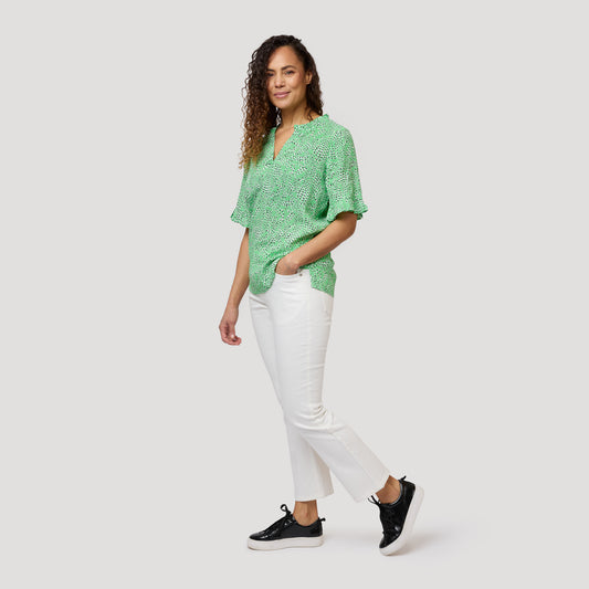 Härligt grön blus till vita jeans