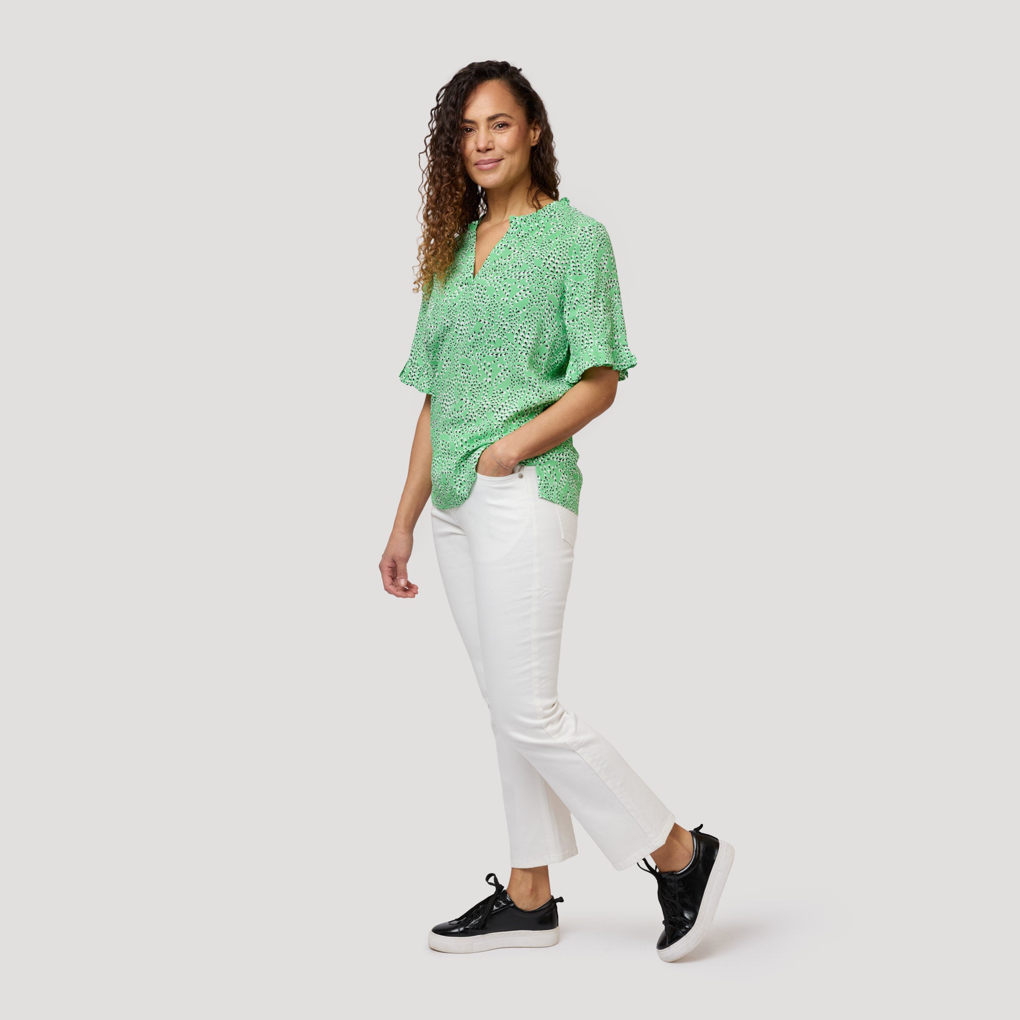 Härligt grön blus till vita jeans