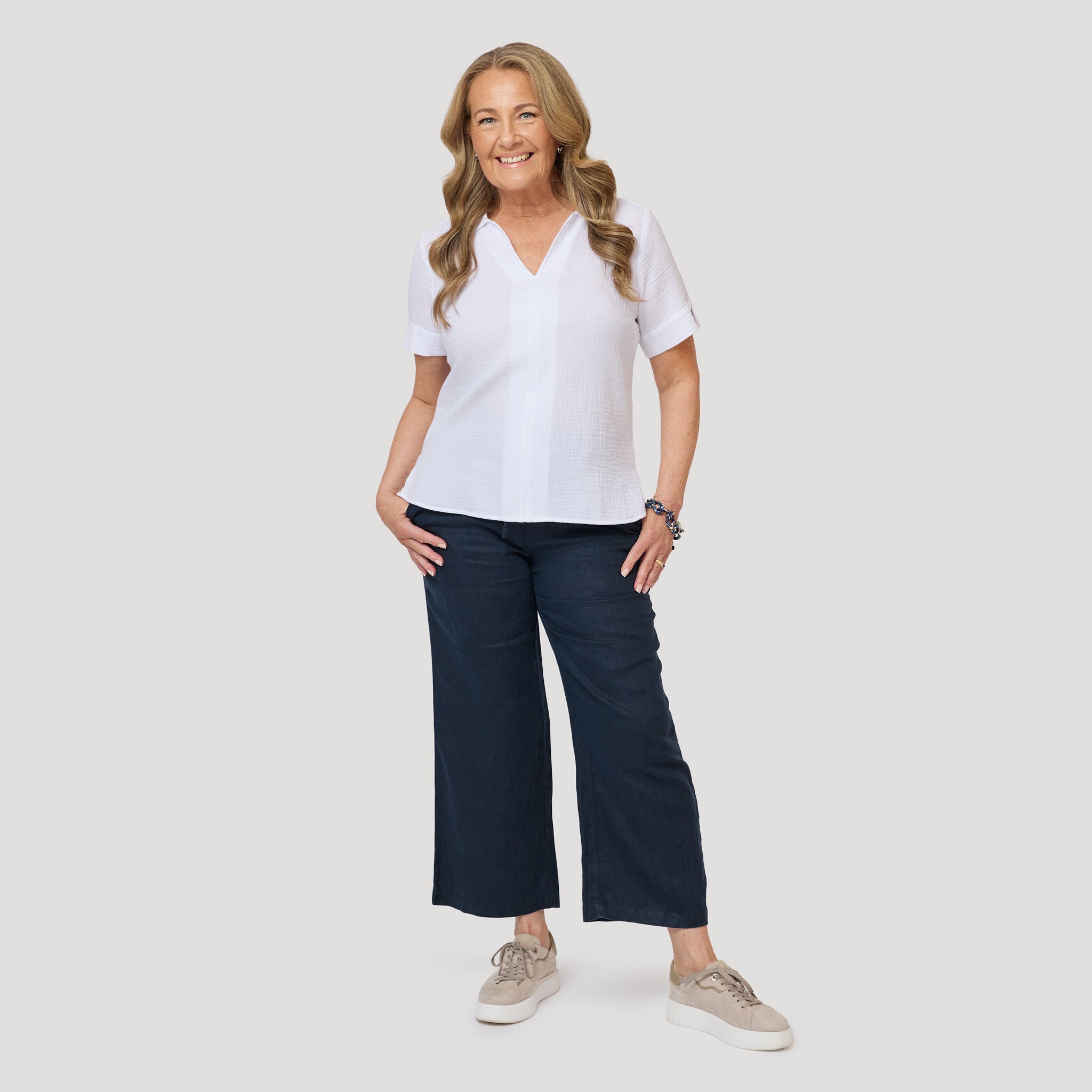 Blå ankellång linnebyxa med vit mjuk blus