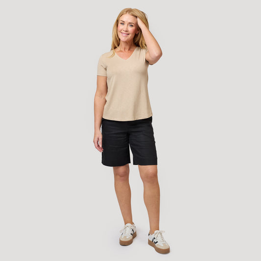 Beige toppi mustien pellavashortsien kanssa