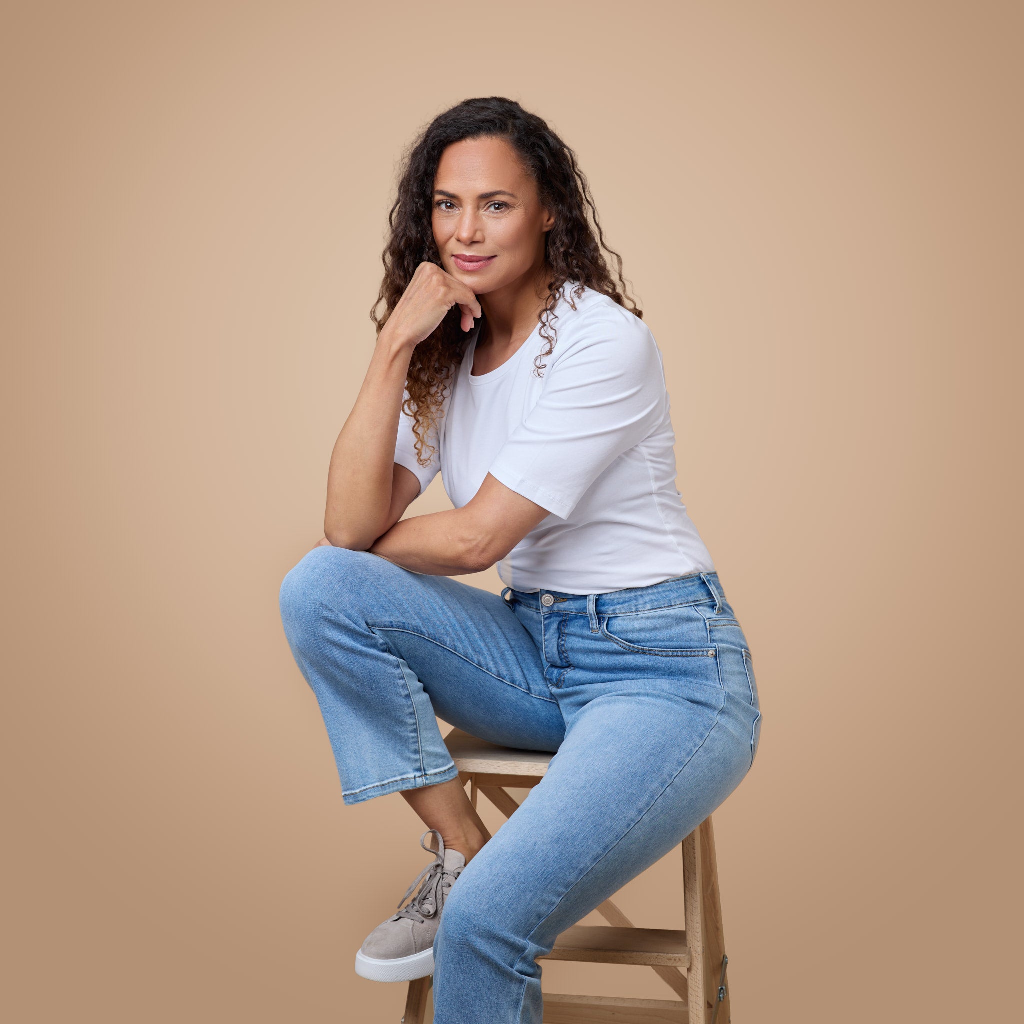 Vit topp till ljusblåa jeans