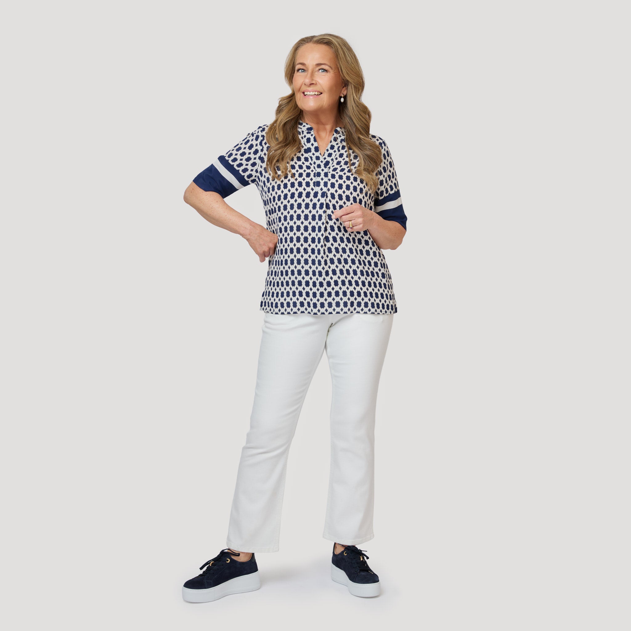 Grafiskt mönstrad blus till vita jeans