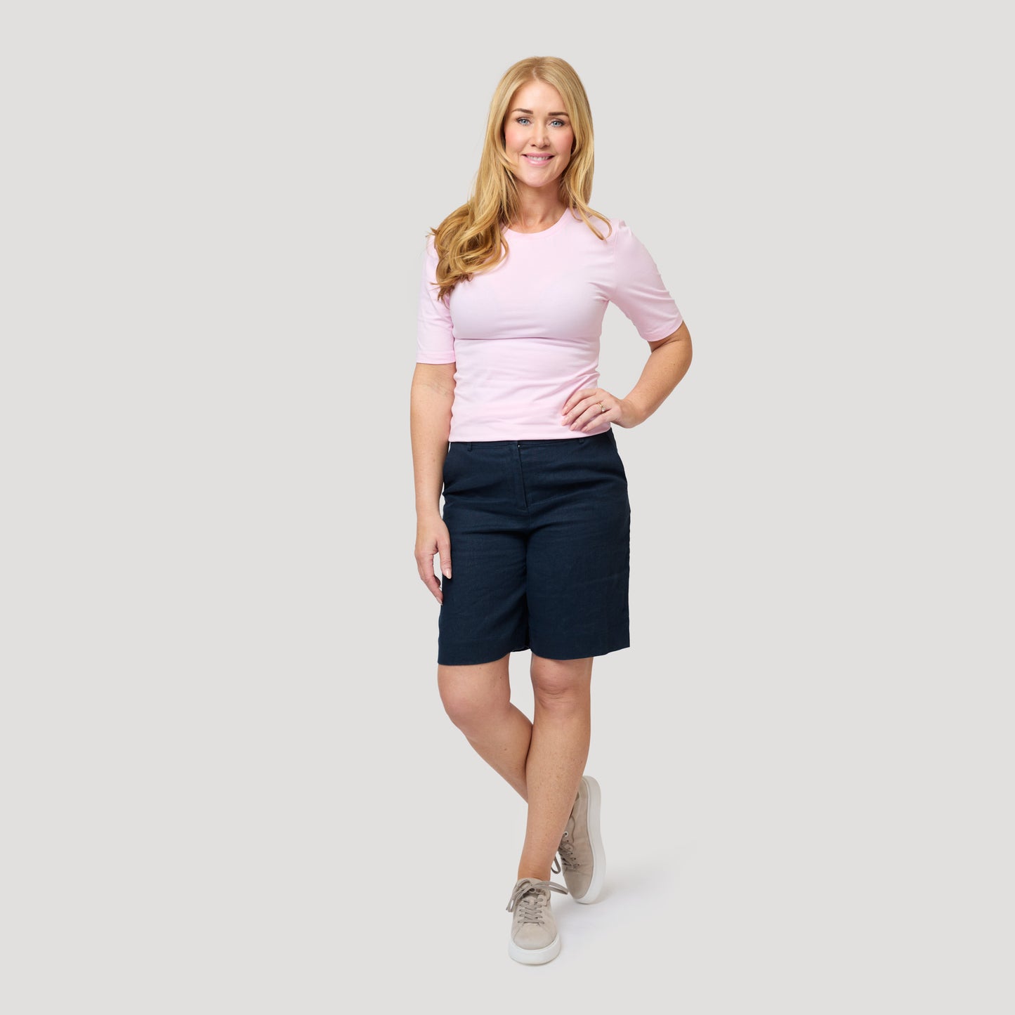 Rosa topp till mörkblåa chinosshorts